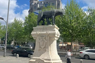 Lupa capitolina monument
