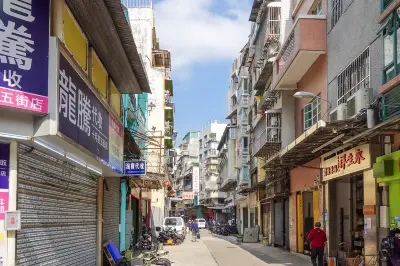 闲逛老店林立的澳门十月初五老街，菜市场的菜价有些出乎意料