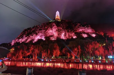 "Shandandan Flowers Bloom Bright Red", Passing by Yan'an Revolutionary Holy Land