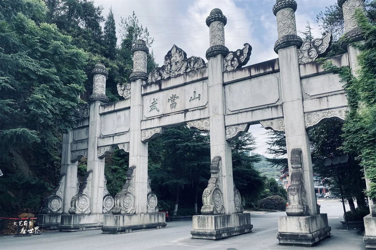 这是个什么神仙地方？240元门票，游客却跟占了便宜似的蜂拥而至