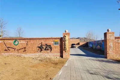 北京十渡柴饭铺水岸庭院民宿，紧邻拒马河畔，1800平草坪游乐场！