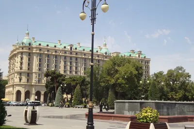 Azneft Square