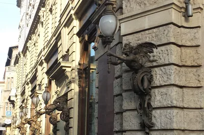 With So Many Cafés, Which One Do You Prefer?