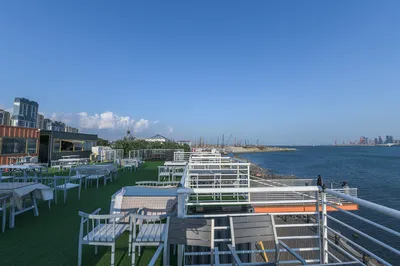 大連最網紅海景餐廳：22個貨櫃建成，觀景效果堪稱一流！