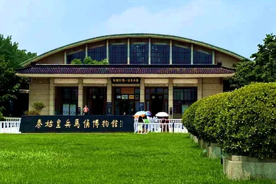 Exploring Lintong and Mount Hua with Old Xia — A Free-and-Easy Tour